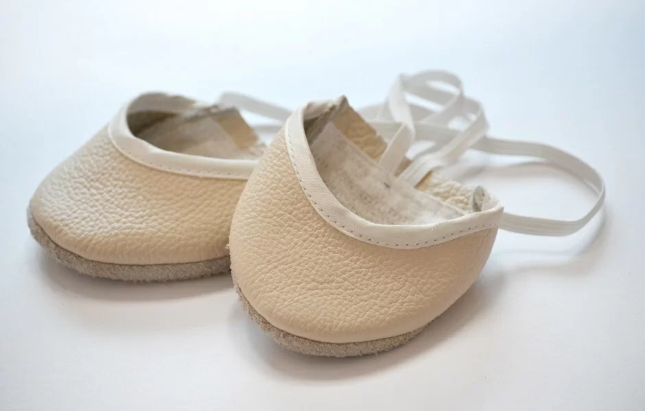  Получешки Leosport (танцевальные тапочки) кожа белые по низким ценам в Томске и Северске